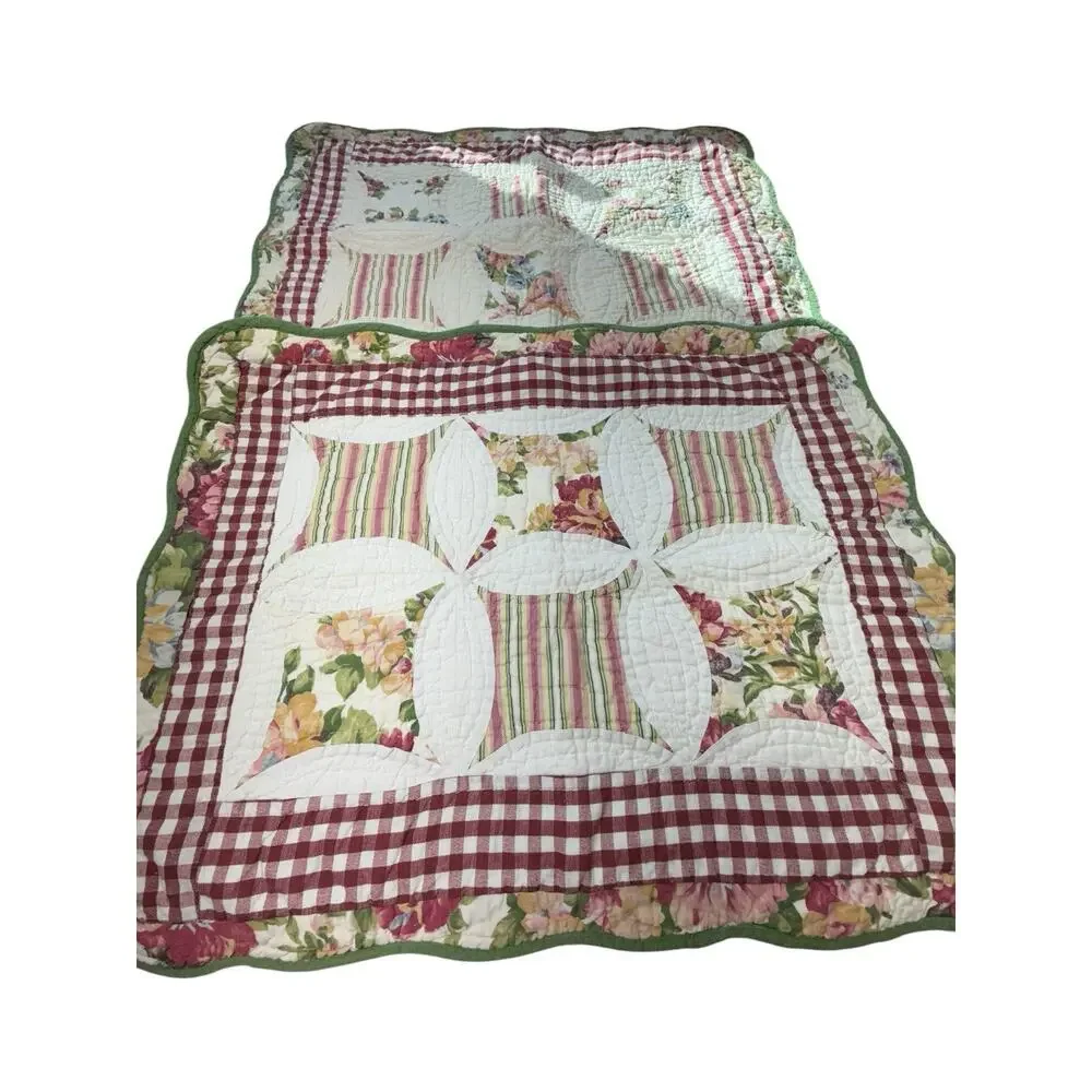 Vintage machine‎ pieced, hand quilted pillow shams cottagecore Floral Scalloped